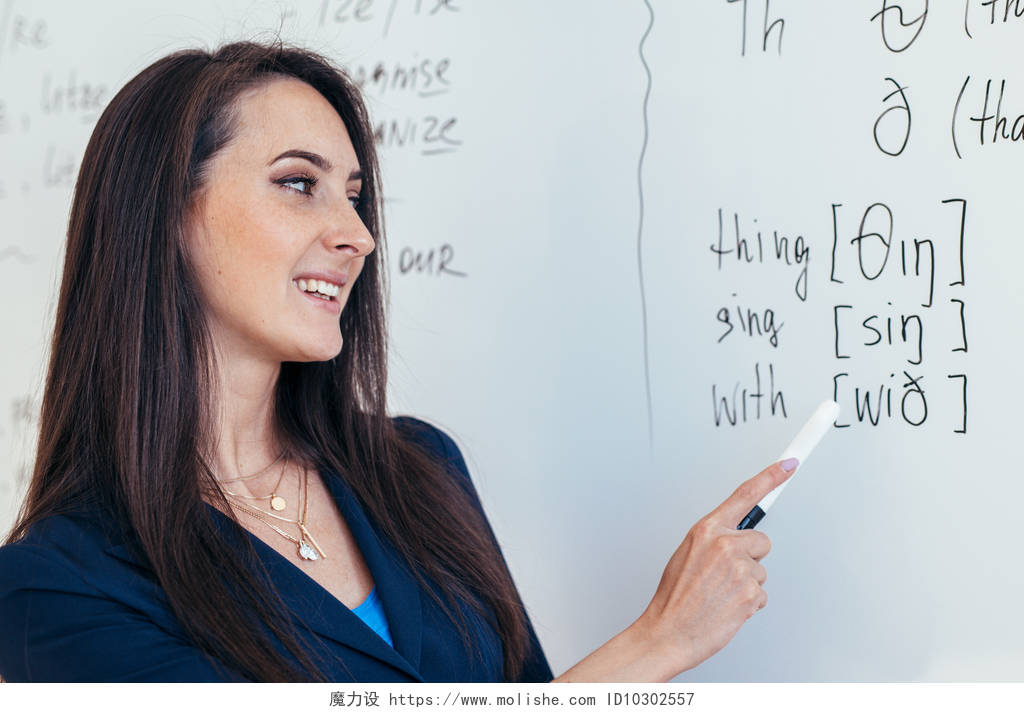 老师在黑板上教书